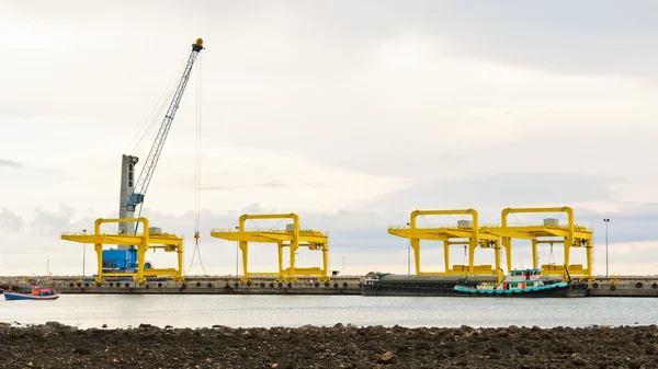 Harbor crane — Stockfoto