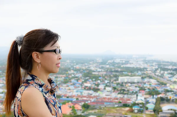 Les femmes regardent une vue de la ville d'en haut . — Photo