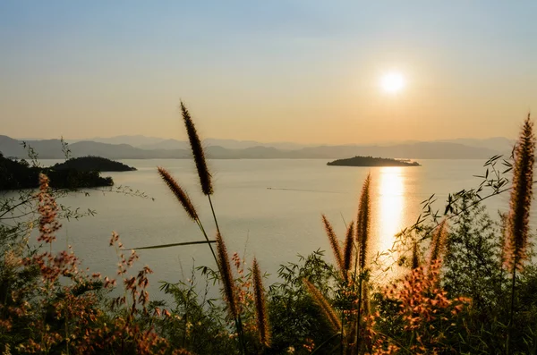 Alto ângulo vista belo lago ao pôr do sol — Fotografia de Stock