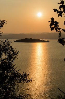 yüksek açı, gün batımında güzel göl ve ada görüntüleme