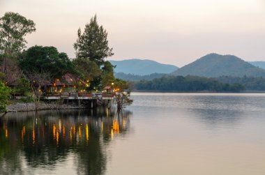 Sahil Restoran akşam.