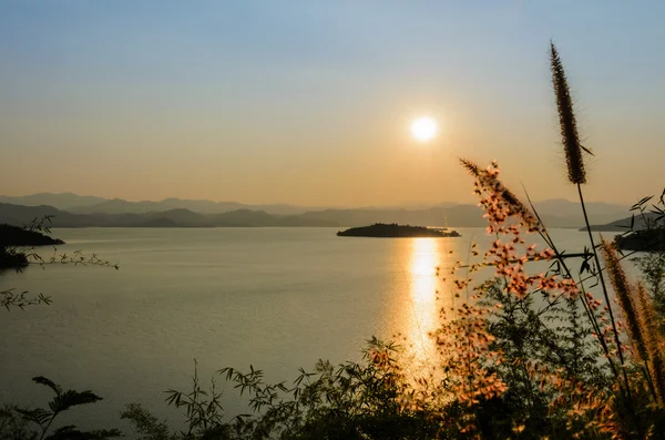 Wysoki kąt Zobacz piękne jezioro o zachodzie słońca — Zdjęcie stockowe