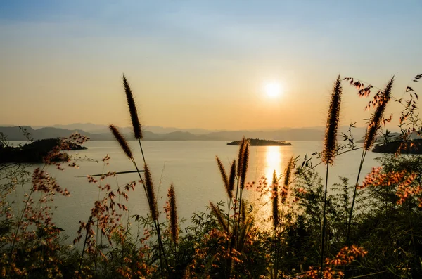 Vue grand angle beau lac au coucher du soleil — Photo