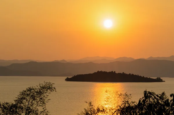 Vista de ângulo alto belo lago e ilha ao pôr do sol — Fotografia de Stock