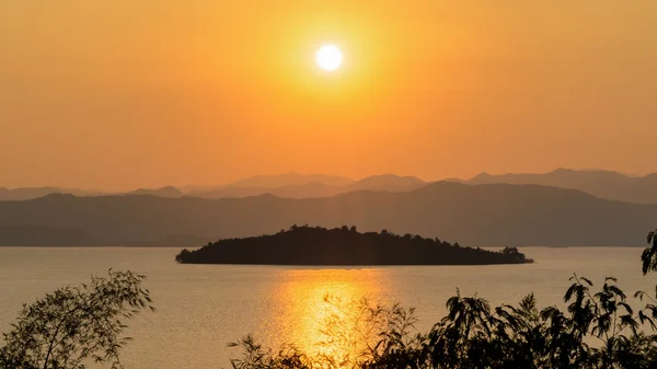 Vista de ângulo alto belo lago e ilha ao pôr do sol — Fotografia de Stock