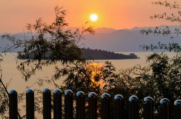 Vista de ângulo alto belo lago ao pôr do sol do resort — Fotografia de Stock