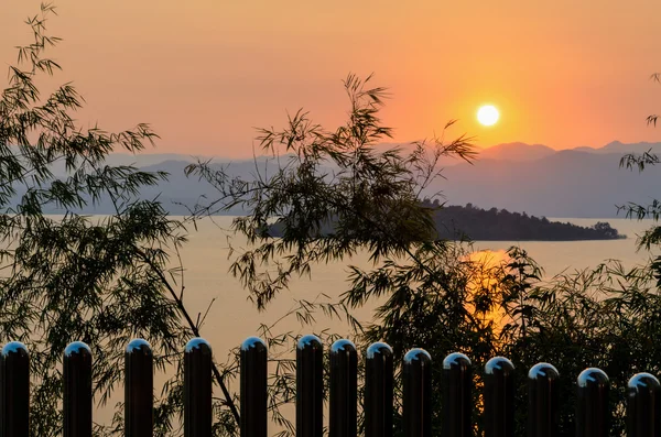 Vista de ângulo alto belo lago ao pôr do sol do resort — Fotografia de Stock