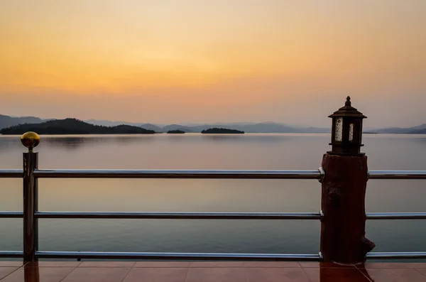 Paisagem do pôr do sol sobre o lago — Fotografia de Stock