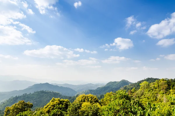 Hochwinkelblick blauer Himmel über dem Berg — Stockfoto