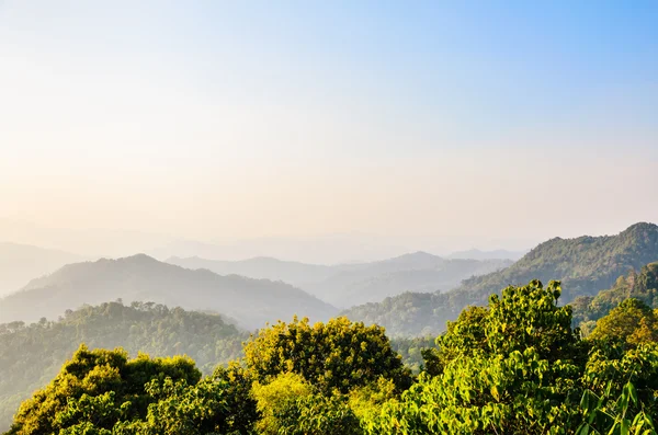 Hochwinkelblick Himmel über Berg bei Sonnenuntergang — Stockfoto