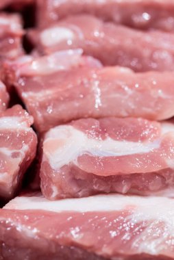 Üst manzara parçalarını kapatın domuz filetosundan kemiğin üstüne çiğ et, domuz pirzolası beyaz yağlı taze domuz eti, parçalara ayırın ve sıraya dizin.