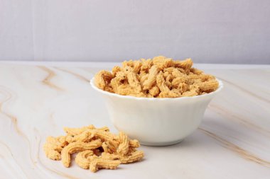 Hint atıştırmalıkları ya da soya çubukları beyaz kasede