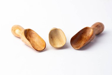 Beyaz arkaplanda tahta kaşık