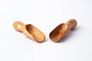 Beyaz arkaplanda tahta kaşık