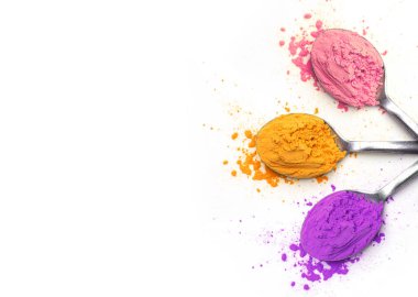 Holi kutlamaları için farklı renklere sahip çok renkli çelik kaşık