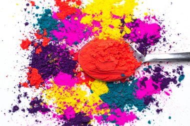 Holi kutlamaları için farklı renklere sahip çok renkli çelik kaşık