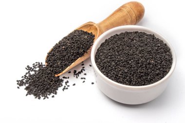 Kalonji ya da nigella sativa tohumları beyaz arka planda tahta kaşıkta