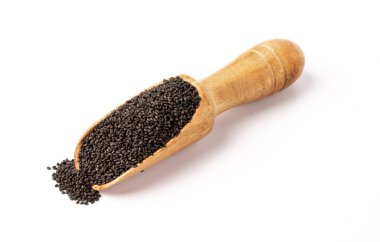 Tahta kaşıklı fesleğen tohumları beyaz arka planda izole edilmiş.