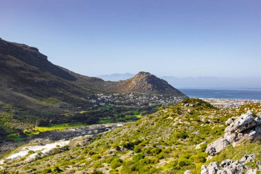 Fish Hoek yerleşim yeri Güney Afrika Cape Town 'daki dağın tepesinden görülüyor.