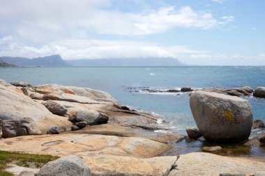 Cape Town, Güney Afrika 'daki False Bay sahil şeridinin deniz manzarası