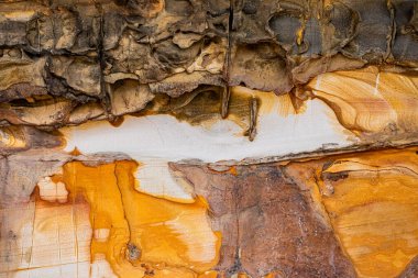Dağdaki yıpranmış ve aşınmış kumtaşı kayalarına yaklaş.