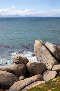 Cape Town, Güney Afrika 'daki False Bay sahil şeridinin deniz manzarası