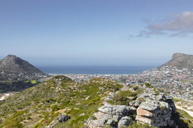 Fish Hoek yerleşim yeri Cape Town 'daki Akran Mağarası dağının tepesinden görülüyor.