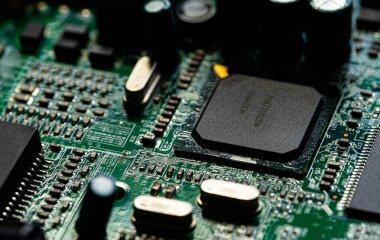 Modem yönlendiricisinin PC devre kartındaki bileşenleri ve mikroçipleri kapat