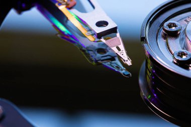Macro, manyetik sabit disk sürücüsünün içine ayna yüzeyi ile yaklaş ve yazar başını oku