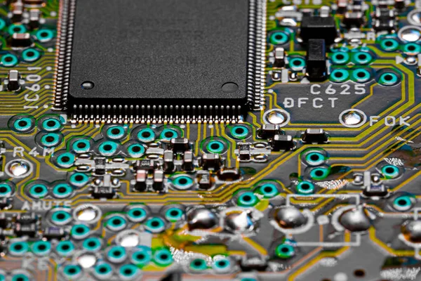 PC devre kartındaki yazdırılmış kabloları ve bileşenleri kapat