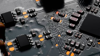 PC devre kartındaki bileşenleri ve mikroçipleri kapat