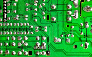 Eski yeşil PC devre kartındaki yazdırılmış kabloları kapat..