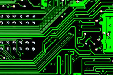Yeşil PC devre kartındaki yazdırılmış kabloları kapat