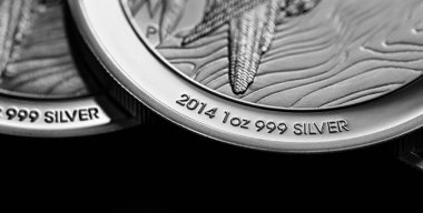 Macro Siyah ayna arkaplanındaki gümüş külçe sikkeyi kapat