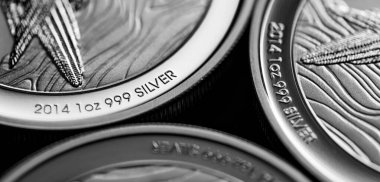 Macro Siyah ayna arkaplanındaki gümüş külçe sikkeyi kapat