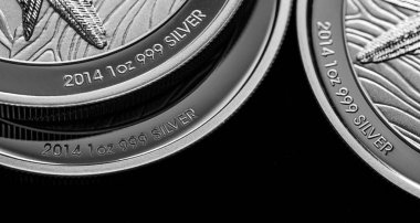 Macro Siyah ayna arkaplanındaki gümüş külçe sikkeyi kapat