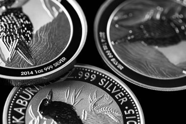 Macro Siyah ayna arkaplanındaki gümüş külçe sikkeyi kapat