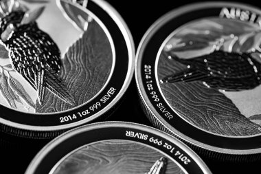 Macro Siyah ayna arkaplanındaki gümüş külçe sikkeyi kapat