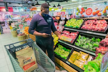 Cape Town, Güney Afrika - 9 Eylül 2021: Personel mensubu ekspres ev servis hizmetleri için raflardan ürün topluyor