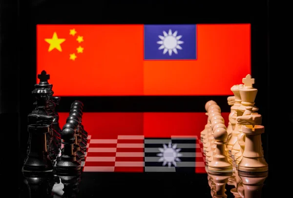 Imagen Conceptual Guerra Entre China Taiwán Usando Piezas Ajedrez Banderas —  Fotos de Stock
