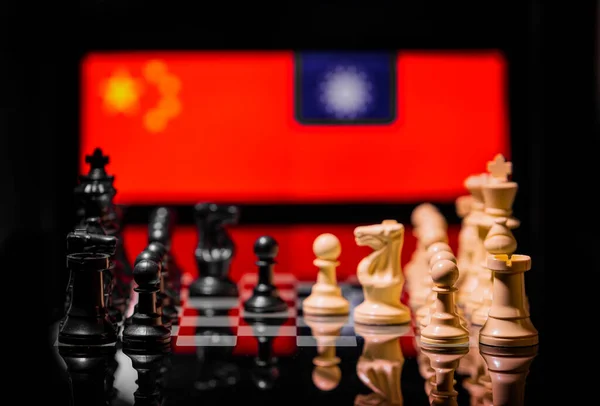用国际象棋棋子和国旗在反光背景下进行的中台战争的概念形象 — 图库照片