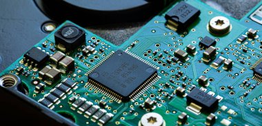 Hard disk sürücüsünün PC devre kartındaki bileşenleri ve mikroçipleri kapat