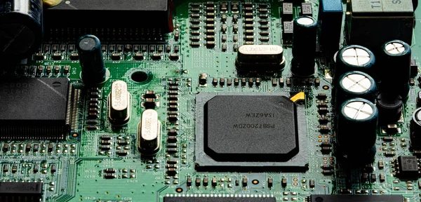 マクロモデムルータのPc回路基板上の部品とマイクロチップの閉鎖 — ストック写真