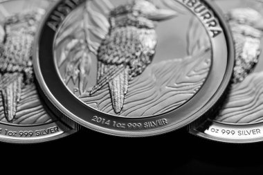 Macro Siyah ayna arkaplanındaki gümüş külçe sikkeyi kapat