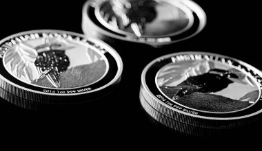 Macro Siyah ayna arkaplanındaki gümüş külçe sikkeyi kapat