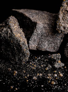 Macro, siyah yansıtıcı arka planda izole edilmiş hammadde platin ve krom kaplama kaya görüntüsünü kapat