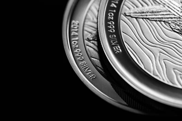 Макро Закрыть Серебряную Монету Черном Зеркальном Фоне — стоковое фото