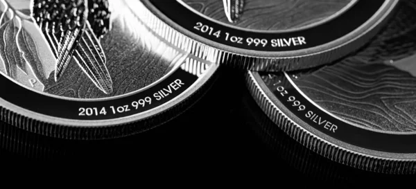 Macro Close Van Silver Bullion Coin Een Zwarte Spiegel Achtergrond — Stockfoto