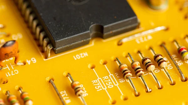 Makro Zbliżenie Podzespołów Mikroprocesorów Starej Płytce Drukowanej — Zdjęcie stockowe