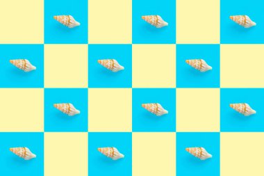 Damalı mavi arkaplan üzerindeki deniz kabuklarının düz duvar kağıdı arkaplan resmi